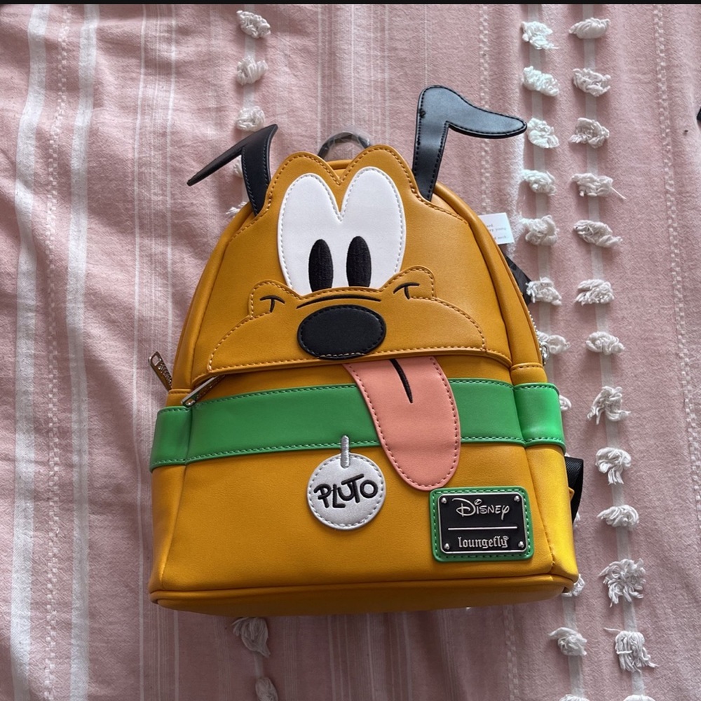 Pluto loungefly